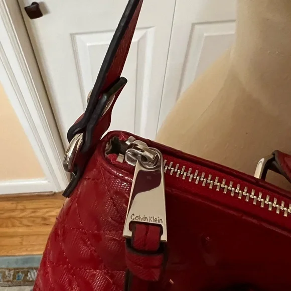 CALVIN KLEIN RED PATENT LEATHER CROSSBODY BAG W/ALL OVER CK LOGO INSIDE AND OUT - Picture 11 of 15